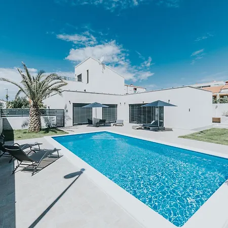 Haus In Novigrad Mit Privatem Pool Karpinjan