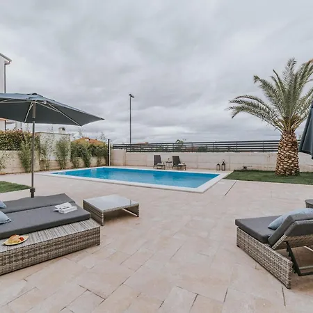 Haus In Novigrad Mit Privatem Pool